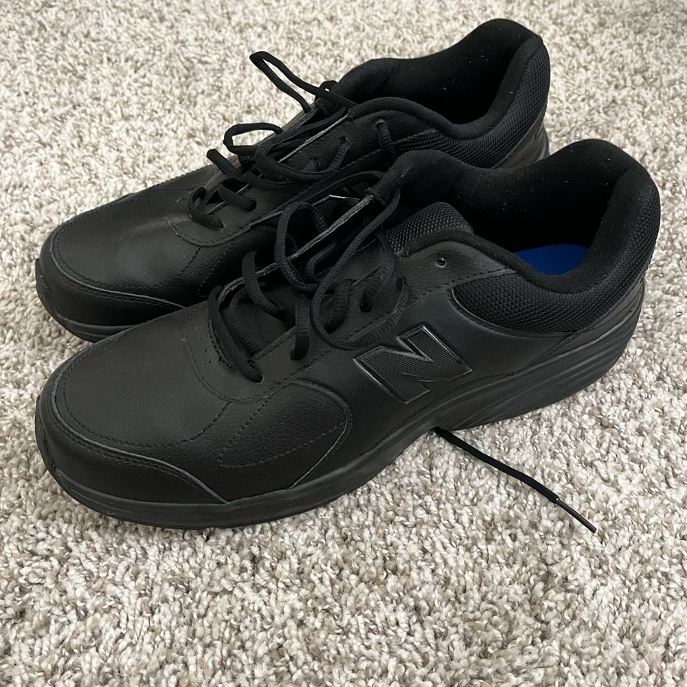 New Balance men black tennis shoe.